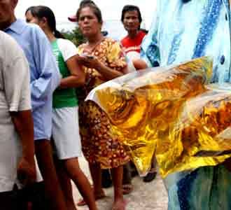 Warga Setiabudi Antre Sembako 