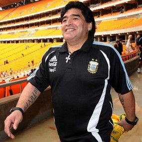 Maradona: Afsel Aman, Stadion Oke