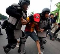 Simulasi Pengamanan Demonstrasi