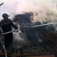 Tiupan Angin dan Kayu Menumpuk Persulit Pemadaman