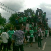 Mengamen di Perempatan, Bonek Diangkut ke Stadion