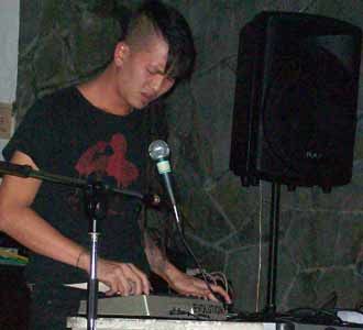 Lewati Batas Musik dengan Folk Song