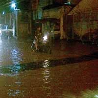 Hujan Deras Merendam Surabaya