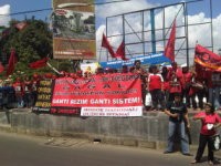 Buruh Berdemo, Jalan Cirendeu-Ciputat Tersendat