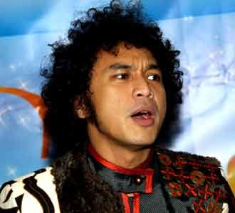 Giring Bangga dengan Batik
