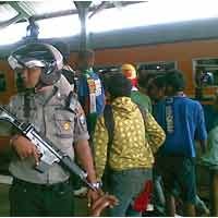 Bonek Tiba di Stasiun Gubeng, Ratusan Polisi Disiagakan