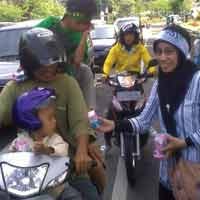 Peringati Hari Gizi, YDSF Bagi-bagi Susu