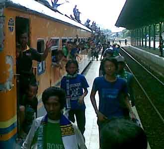 Bonek Tiba di Stasiun Wonokromo