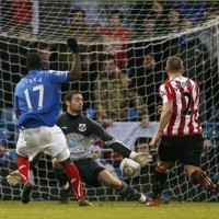 Villa & Portsmouth Melenggang, Everton Kandas