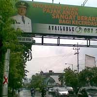 Reklame yang Diberi Tanda Silang Tidak Harus Dibongkar