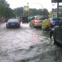 Hujan Rendam Jalan Dr Sutomo 