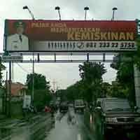 Foto Bambang DH Mejeng di Reklame Bermasalah