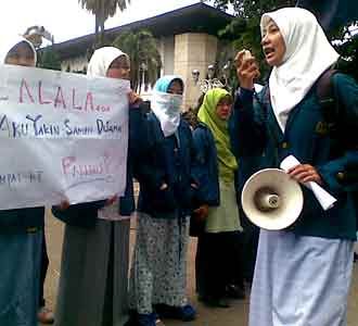 Demo Desak Pansus Century Panggil SBY