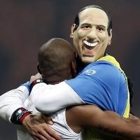 Topeng Berlusconi di Pesta Inter