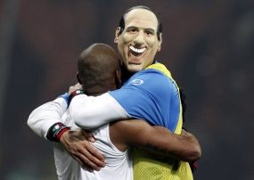 Topeng Berlusconi di Pesta Inter