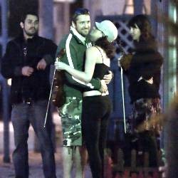 Gerard Butler Cium Bibir Pengamen di Jalan