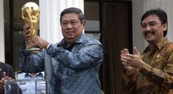 Di Atas KA, SBY Mimpi Indonesia ke Piala Dunia