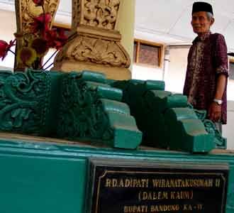 Semangat Penjaga Makam Bupati Bandung