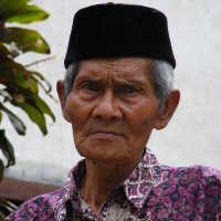 Menjaga Makam Bupati di Sisa Usia