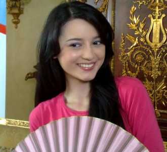 Julie Estelle Pose Dengan Kipas