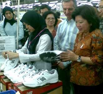 Mendag Kunjungi Pabrik Sepatu