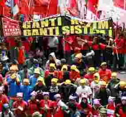 2 Pendemo Pemukul Polisi Dibawa ke Polda