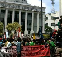 Pendemo Mulai Tutup Jalan, Lalin Sekitar Istana Tersendat