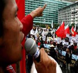 Massa Serahkan Tuntutan ke Sekwilpres