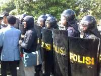 Seorang Polisi Dipukul, 2 Demonstran Diamankan