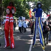 Naik Egrang dan Arak Peti Mati di Jalur Bus TransJ