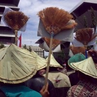 Bawa Sapu, Pendemo di Semarang Tuntut SBY Bersihkan Pemerintahan