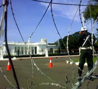 Istana Dipasangi Kawat Berduri