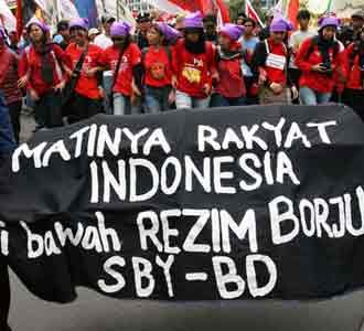 Menuju Istana, Massa Usung Keranda