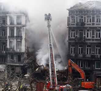 Ledakan Gas Robohkan Apartemen