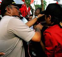 Aksi Bendera Ricuh