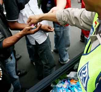 Polisi Bagikan Permen ke Demonstran