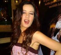 Gaya Menggoda Andi Soraya