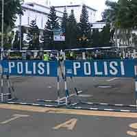 Ratusan Polisi dan Barikade Siap Sambut Pendemo