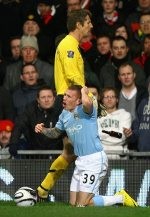 Pelempar Misil Dilarang Masuk Old Trafford