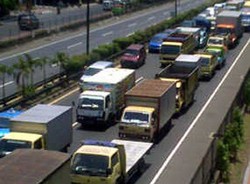 Ada Truk Mogok, Layang Tomang Tak Bisa Dilalui