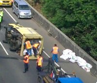 Truk Beras Terguling, Lalin Tol JORR Macet Total 