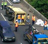Truk Beras Terguling di Tol JORR