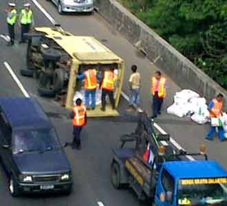Truk Beras Terguling di Tol JORR