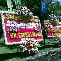 Halaman ITB Dipenuhi Karangan Bunga dari Menteri