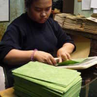 Melongok Produksi Kriya Kertas