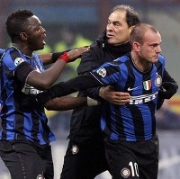 Sneijder Sesali Tepuk Tangannya