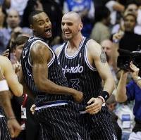 Lay-up Lewis Menangkan Magic