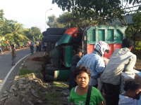 Truk Terguling, 3 Bajing Loncat di Atas Truk Nyebur ke Kali 