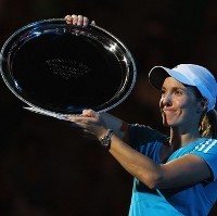 Cuma Nyaris Sempurna, Henin Tetap Bahagia