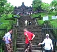 Borobudur Anti Celana Pendek